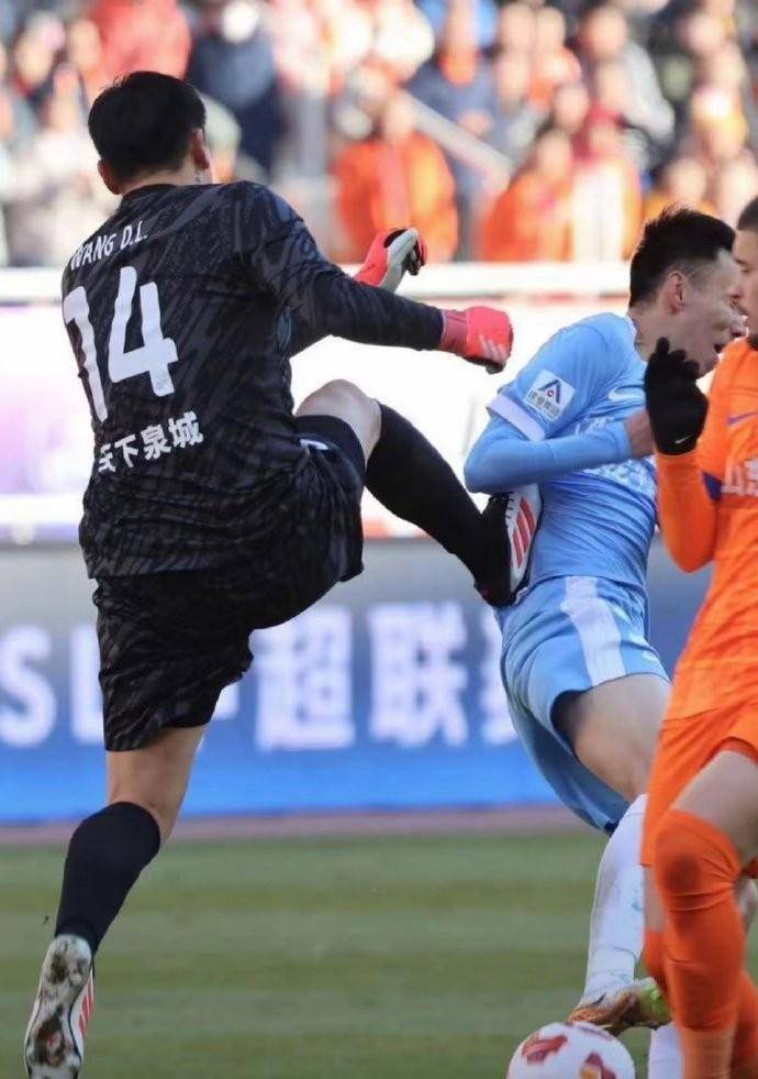 开云下载-场上激烈对抗，裁判吹罚争议不断