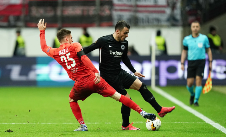 开云体育平台APP-法兰克福客场取胜，继续压力领先球队