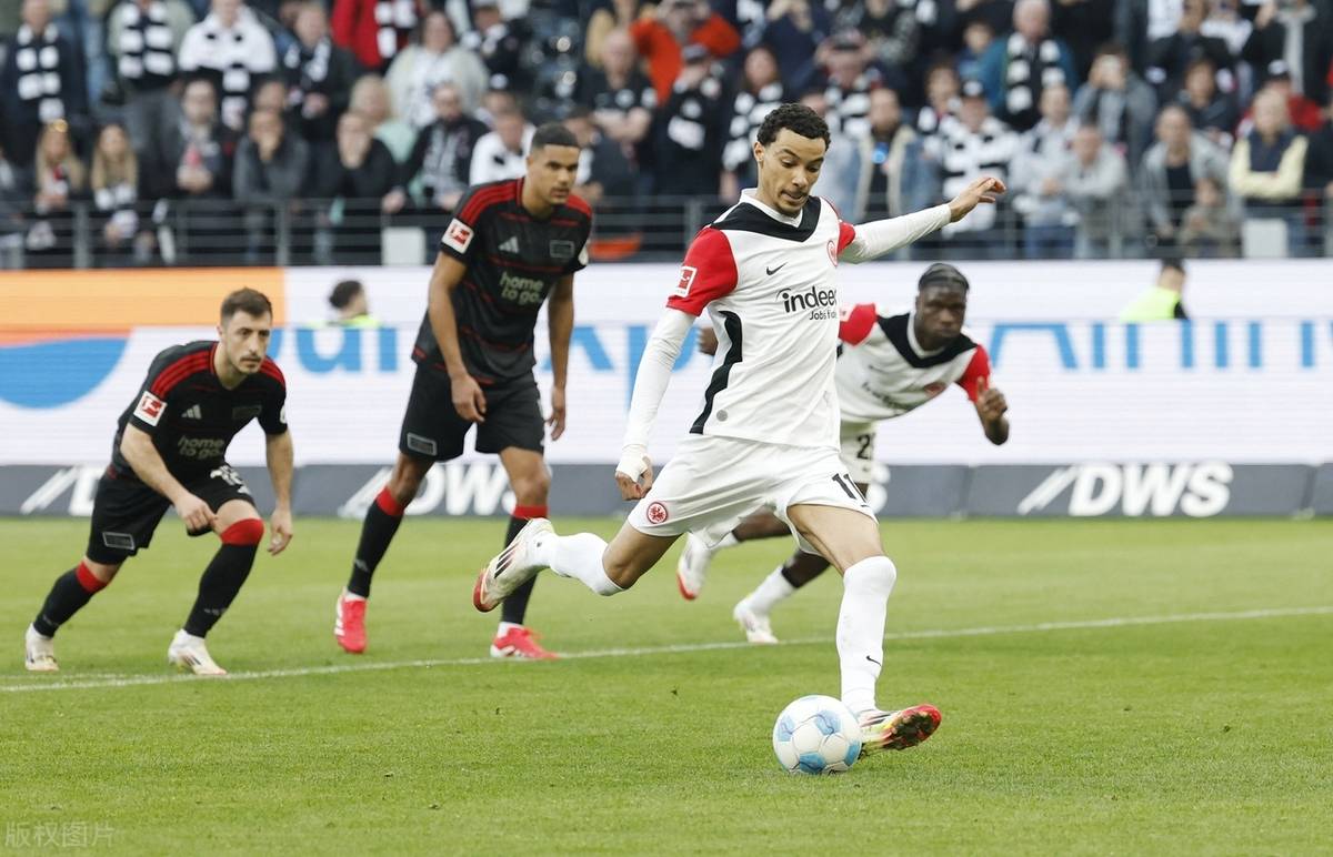 法兰克福客场取胜，继续压力领先球队
