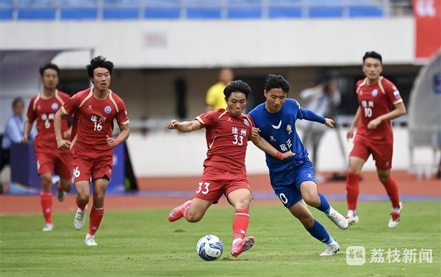 比赛现场热情高涨，球迷热血沸腾