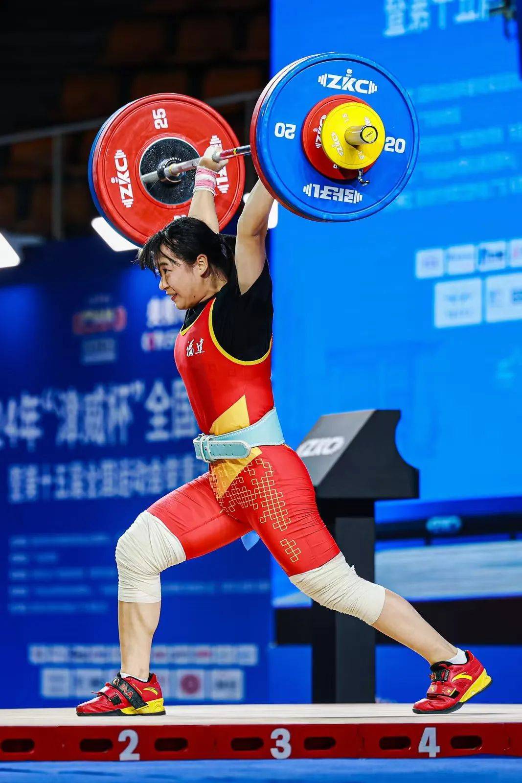 澳大利亚运动员在举重比赛中夺冠