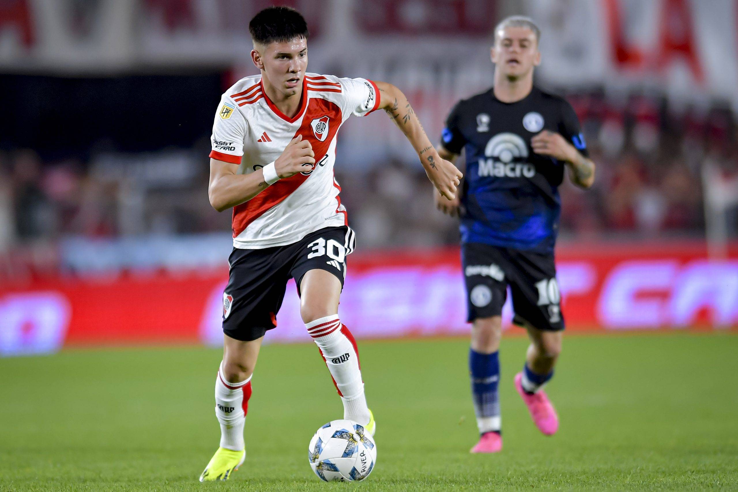 开云APP-比赛中球员的突破动作惊艳全场