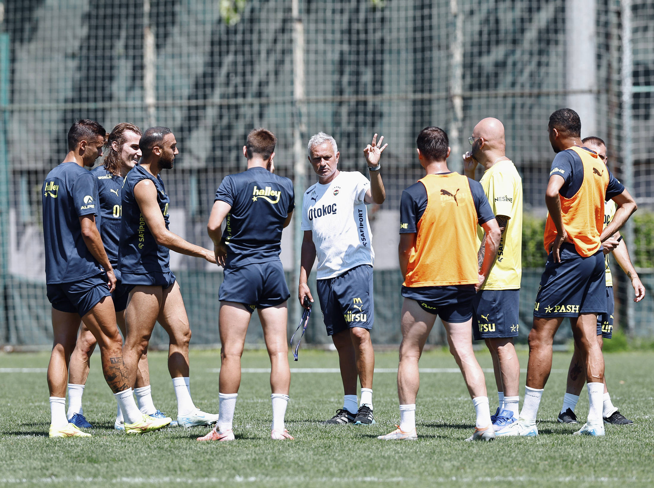 切尔西在欧冠比赛中实现历史性突破，引领潮流