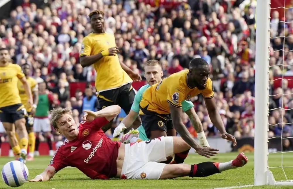 开云平台-曼联主场惨败，球迷情绪低落的简单介绍