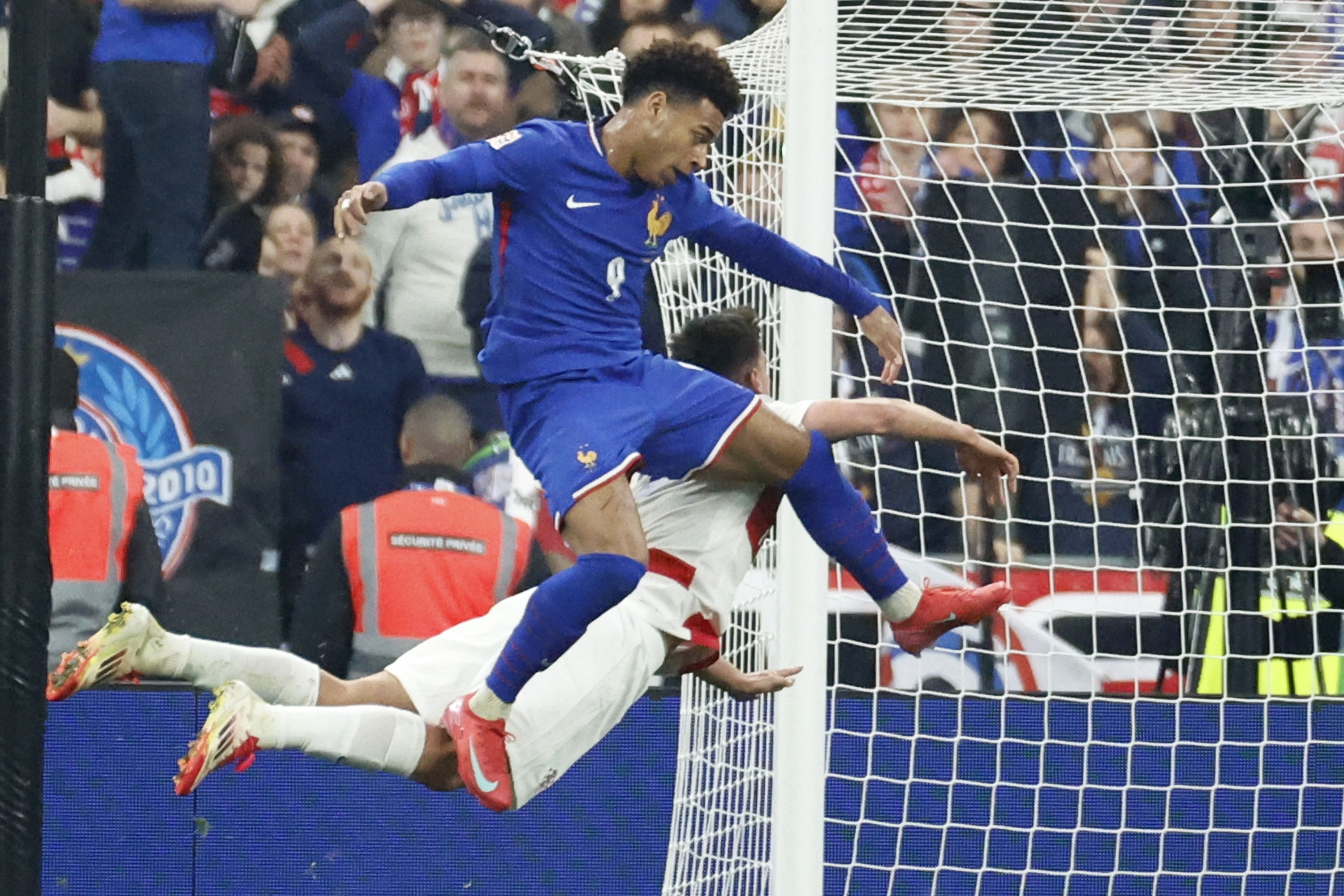 开云体育中国-豪门再上阵！欧洲足球赛场上演激烈竞争的简单介绍