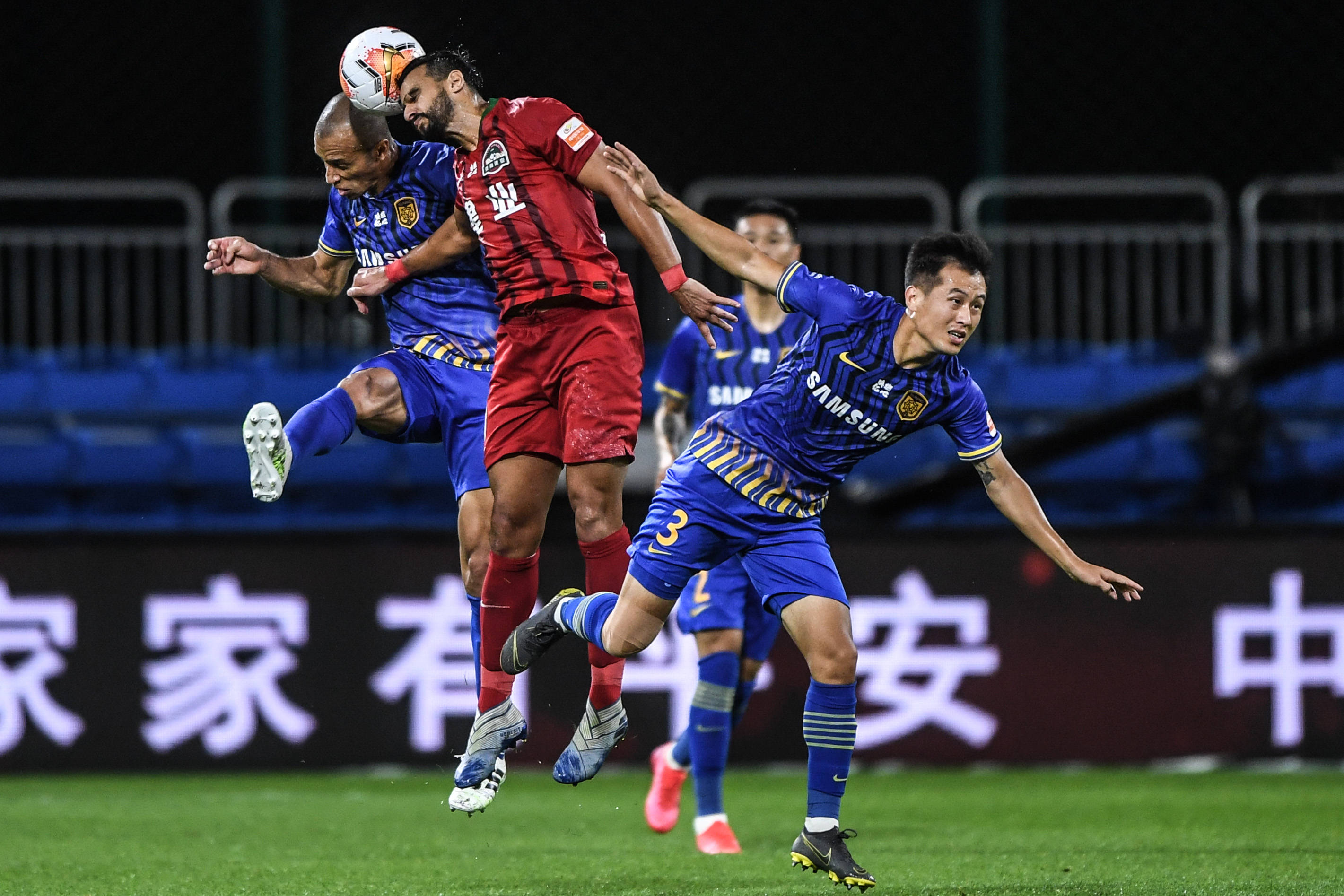 包含苏宁客场逼平建业，积分领先剧增的词条