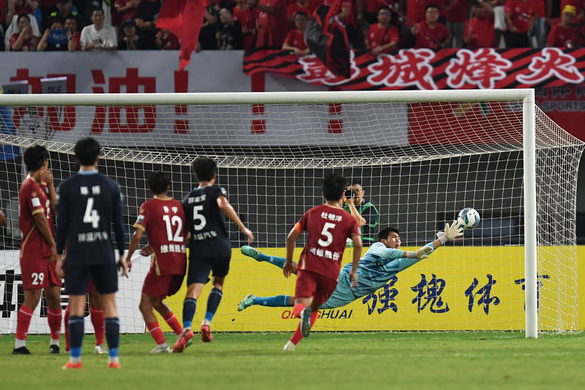 开云体育下载-包含经典足球大战，球员们奋勇争先抢得胜利的词条