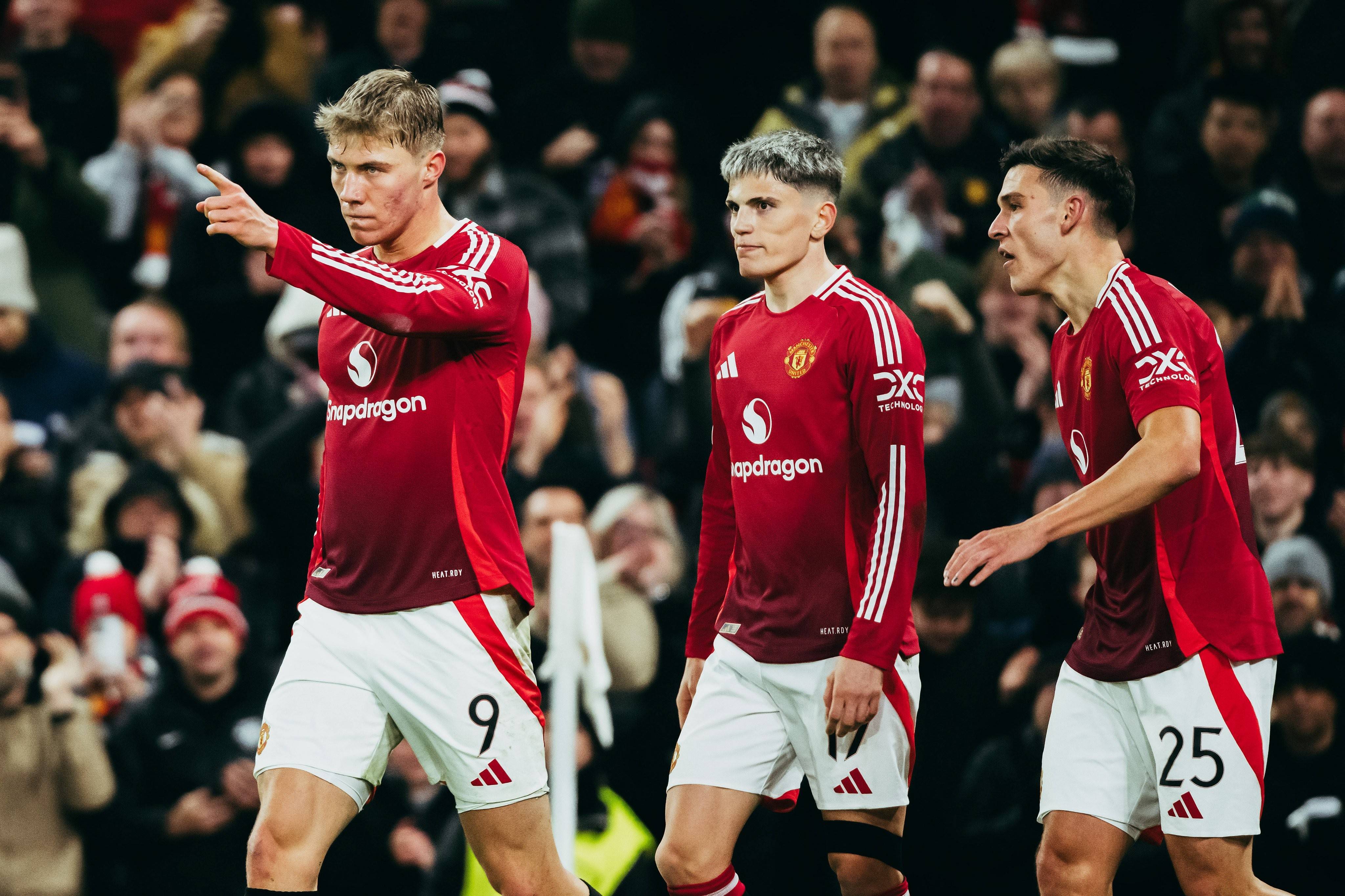 包含曼联主场大胜，全队合作默契打出精彩表现的词条