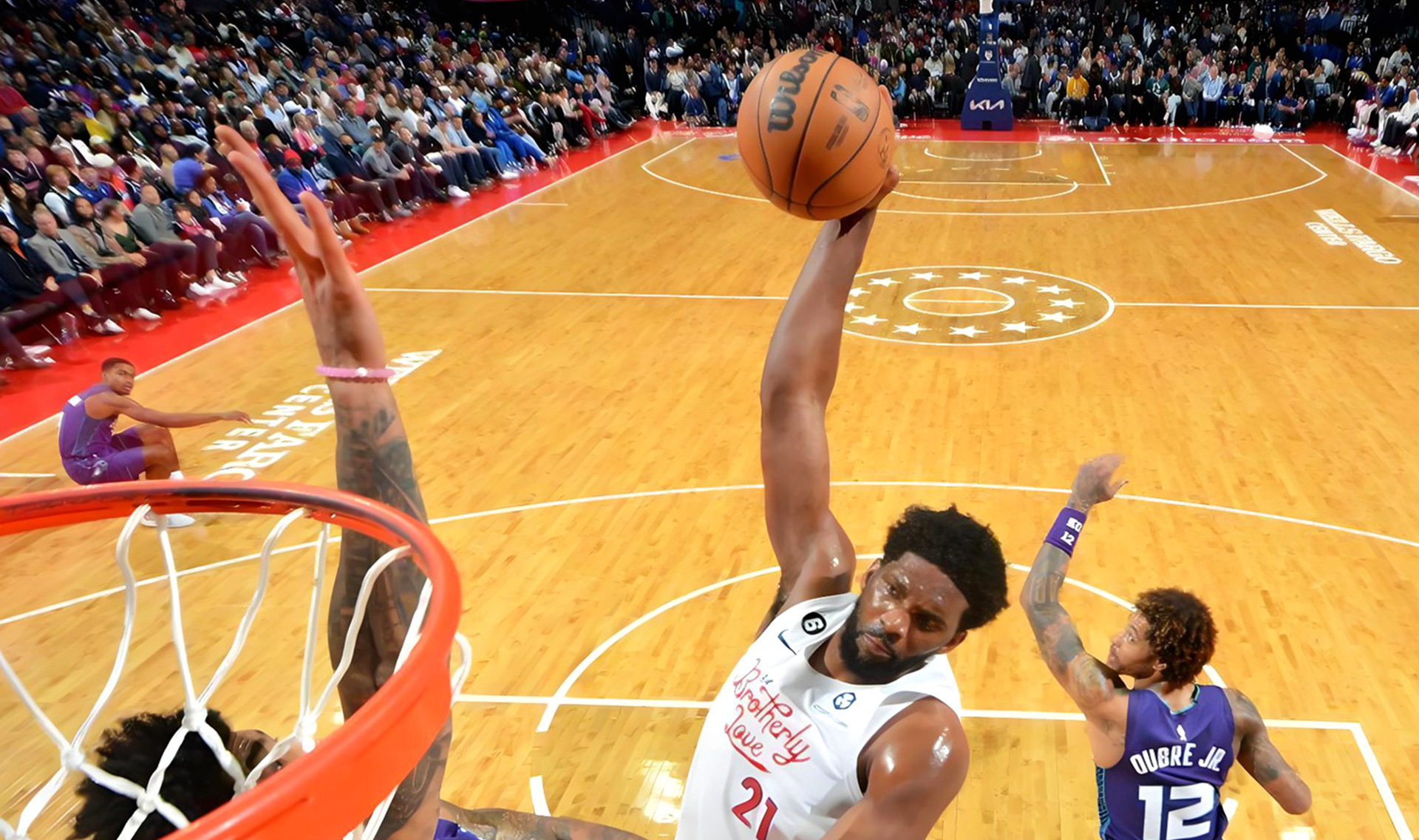 关于独行侠球员超远三分仰天出手，球队击退对手攻防的信息