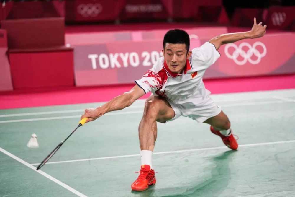 包含羽毛球男单四强出炉：谌龙晋级决赛的词条