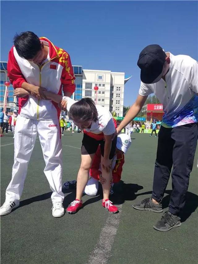 全队协作默契，共同为胜利努力