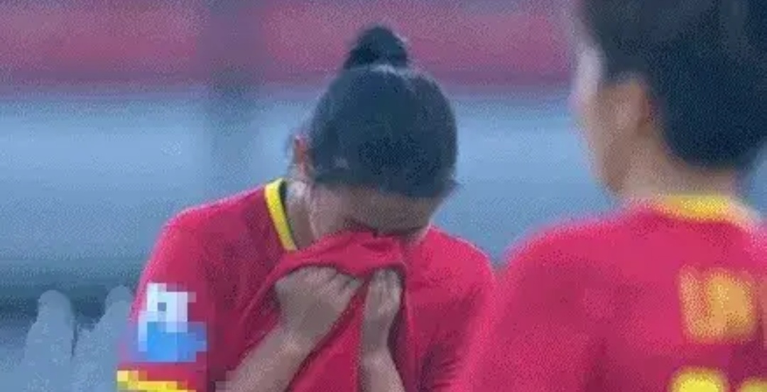 韩国女足球员受伤紧急下场