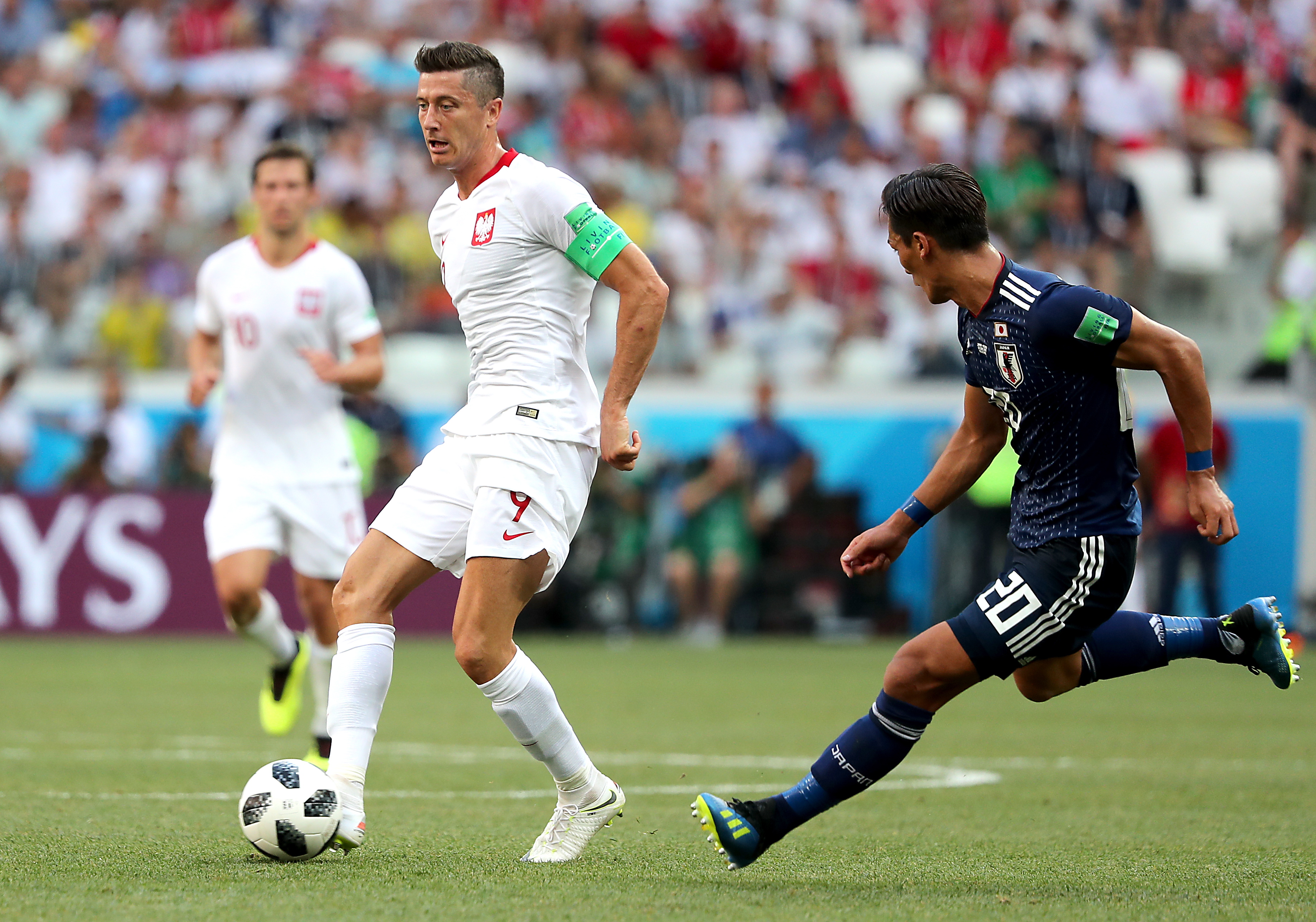 包含波兰客场不敌俄罗斯，陷入淘汰困境的词条