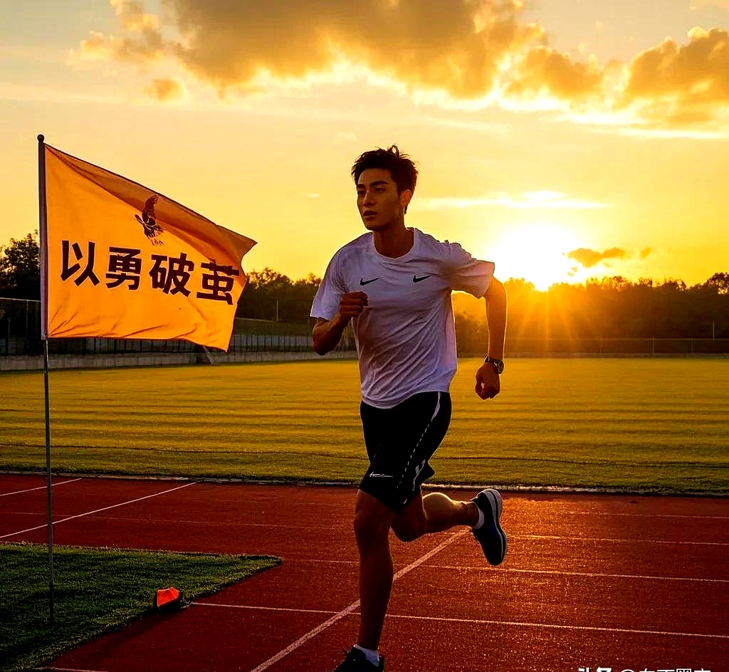 开云下载-运动员们在场上奋力拼搏，不畏困难