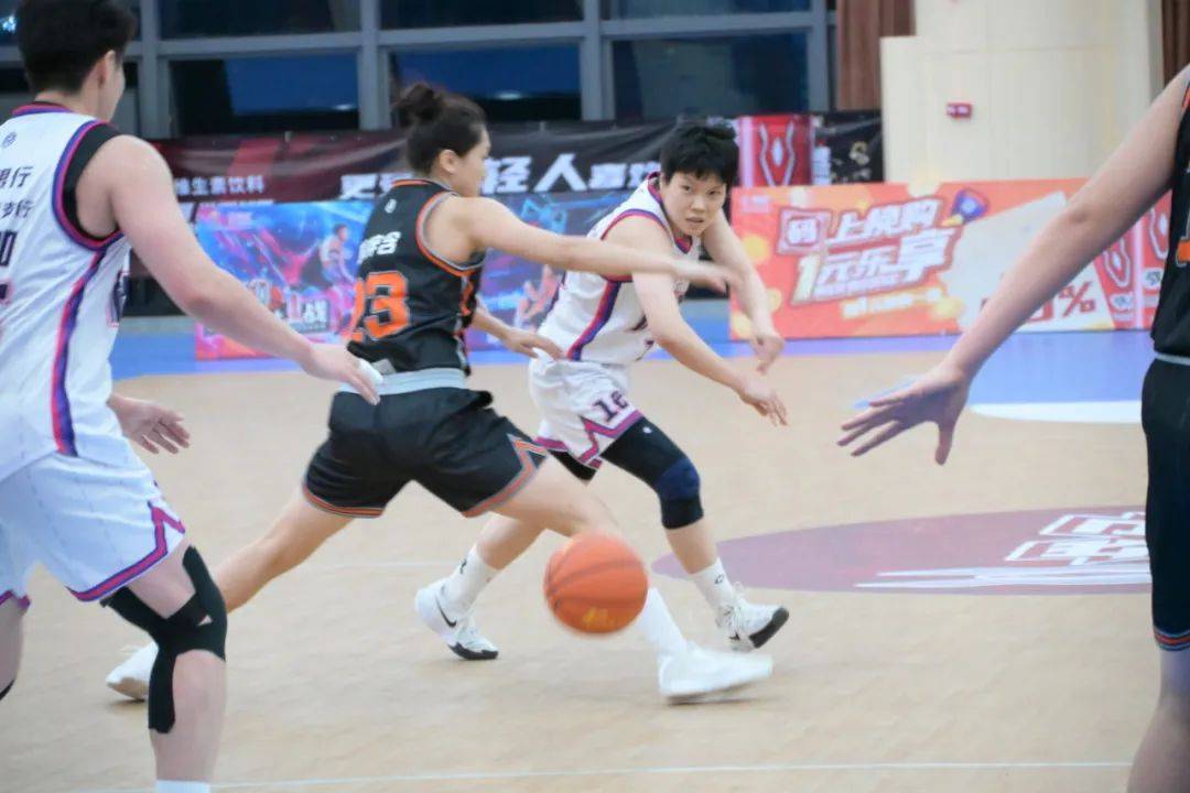 火力全开！职业篮球赛场上精彩进攻回放的简单介绍