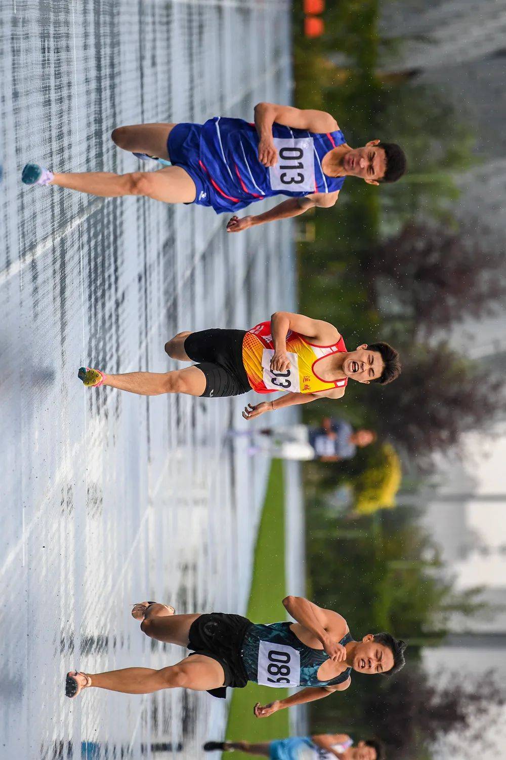 赛场上的精彩瞬间，运动员们展现出的拼搏精神的简单介绍