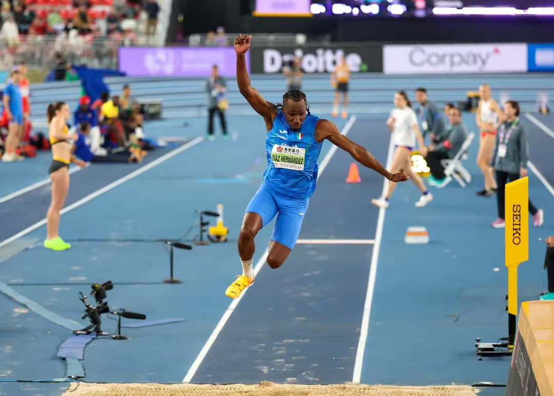 开云体育平台APP-运动员表现抢眼，刷新世界纪录的简单介绍